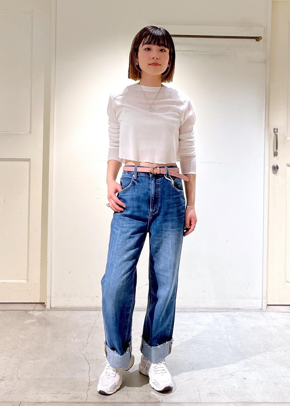 「Americana、Tシャツ、タンクトップ、redcardtokyo、レッドカードトーキョー、POP UP、Manoa、New Balance、ML725、ハンドルバッグ、ピンク、TORY LEATHER、ベルト、ホワイト、ブルー」｜「AMERICANAの[24SS]【Americana for SALON】別注シアーロングTシャツ＆キャミソールセットアップ（Tシャツ/カットソー、ホワイト系）」を使った、michiruさん（レディース・156cm）の春コーディネートの9枚目の写真
