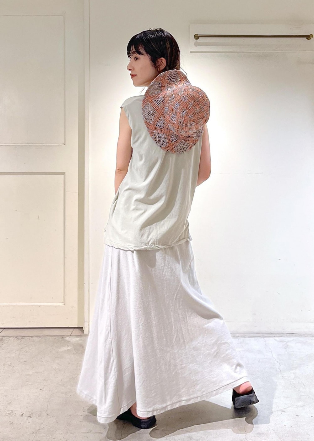 「GREYCHORD、SOFIE、グレー、HANNA、KEEN、SAN JUAN SANDAL 2、サンダル、La Maison de Lyllis、FONTANA、ハット、IZIPIZI、サングラス、ノースリーブ、スカート、ブラック」｜「KEENの【KEEN（キーン）】SAN JUAN SANDAL 2（サンダル、ブラック系）」を使った、michiruさん（レディース・156cm）の春コーディネートの8枚目の写真