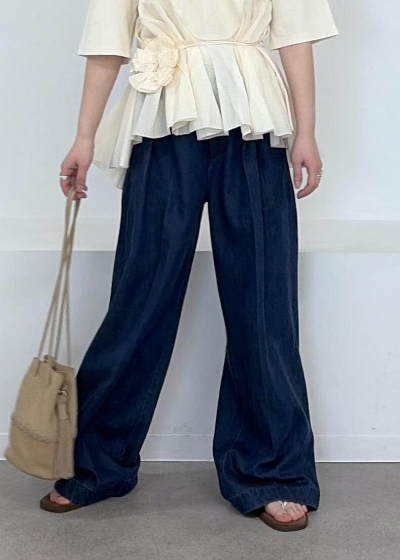 ベージュ系のショルダーバッグ、ブルー系のデニムパンツ、ブラウン系のサンダルを着用したレディースの冬コーディネートの10枚目の写真