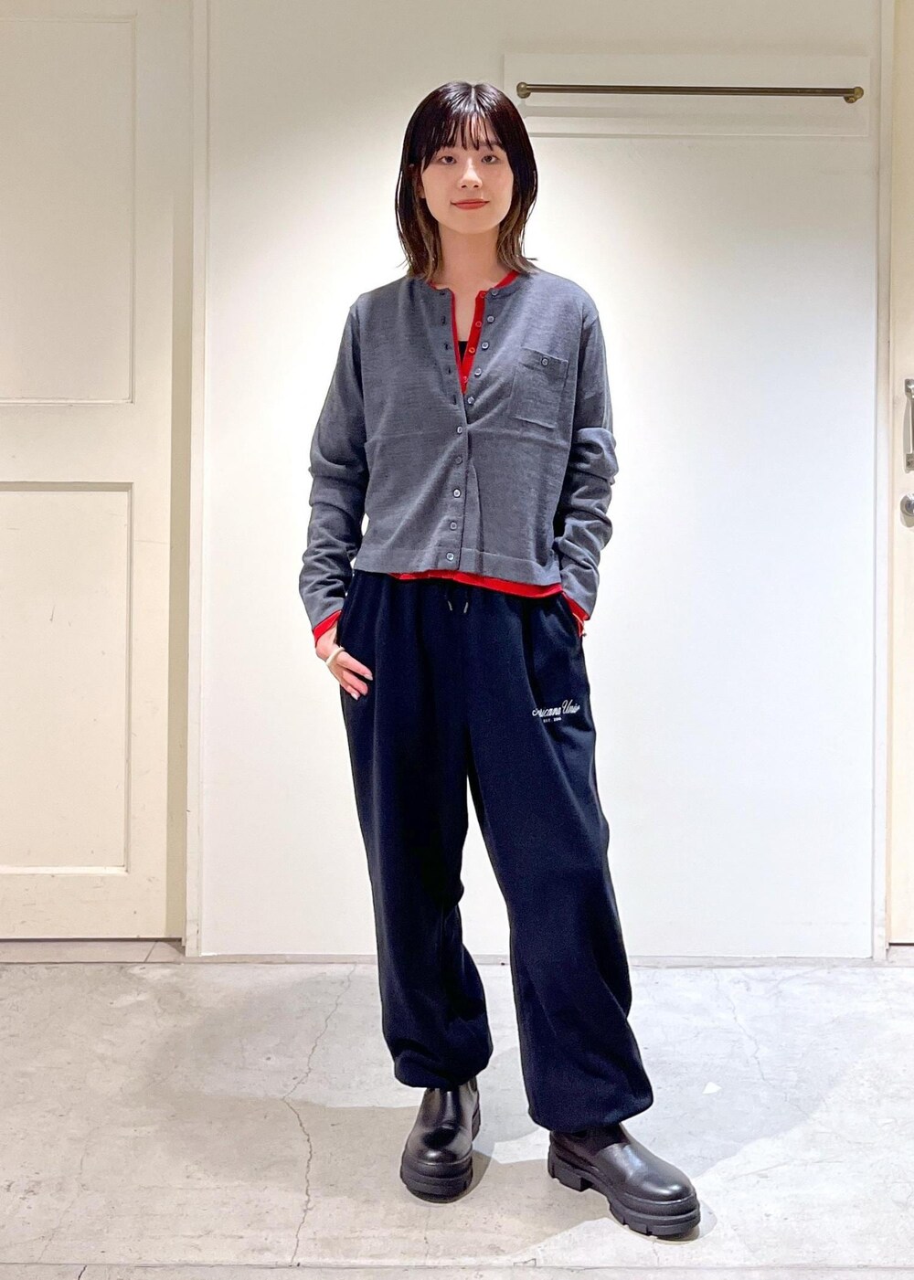 「ウォッシャブルウール、レッド、Americana for SALON、Americana、スウェット、REMME、R&D.M.Co-OLDMAN'S TAILOR、ショルダーバッグ、ウエストポーチ、ミニバッグ、グレー、ネイビー、ブラック、レザー、厚底」｜「SALON adam et rope'のウォッシャブルウールクルーネックカーディガン（カーディガン/ボレロ、グレー系）」を使った、michiruさん（レディース・156cm）の秋コーディネートの2枚目の写真
