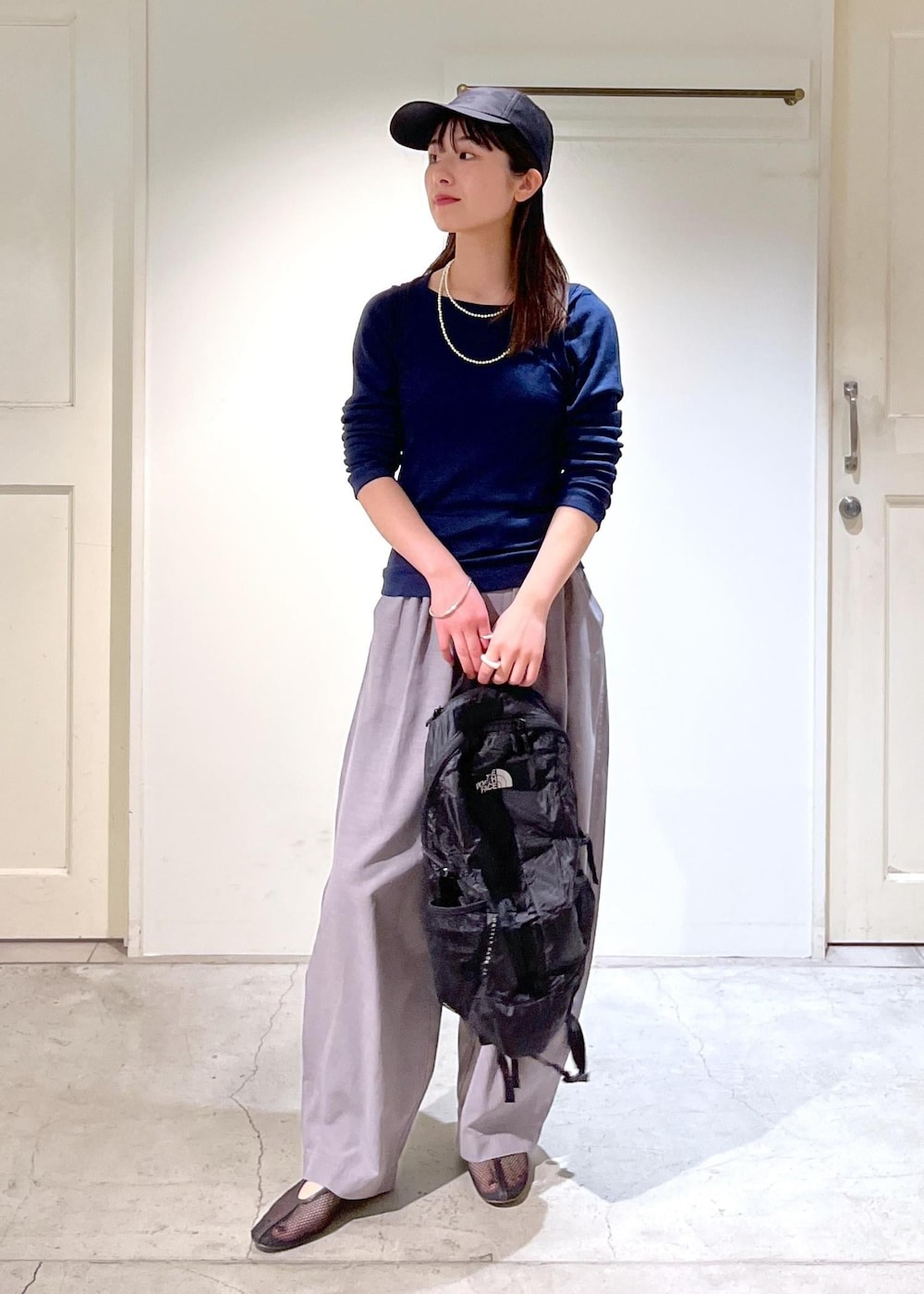 「Hug Silk、プルオーバー、Tシャツ、シルク、ネイビー、カーヴィーパンツ、グリーン、REMME、Americana for SALON、ERICKA NICOLAS BEGAY、シルバーアクセサリー、リュック、THE NORTH FACE、初春コーデ、春コーデ」｜「REMMEの【REMME(レメ)】メッシュフラットシューズ（パンプス、ブラック系）」を使った、michiruさん（レディース・156cm）の春コーディネートの7枚目の写真