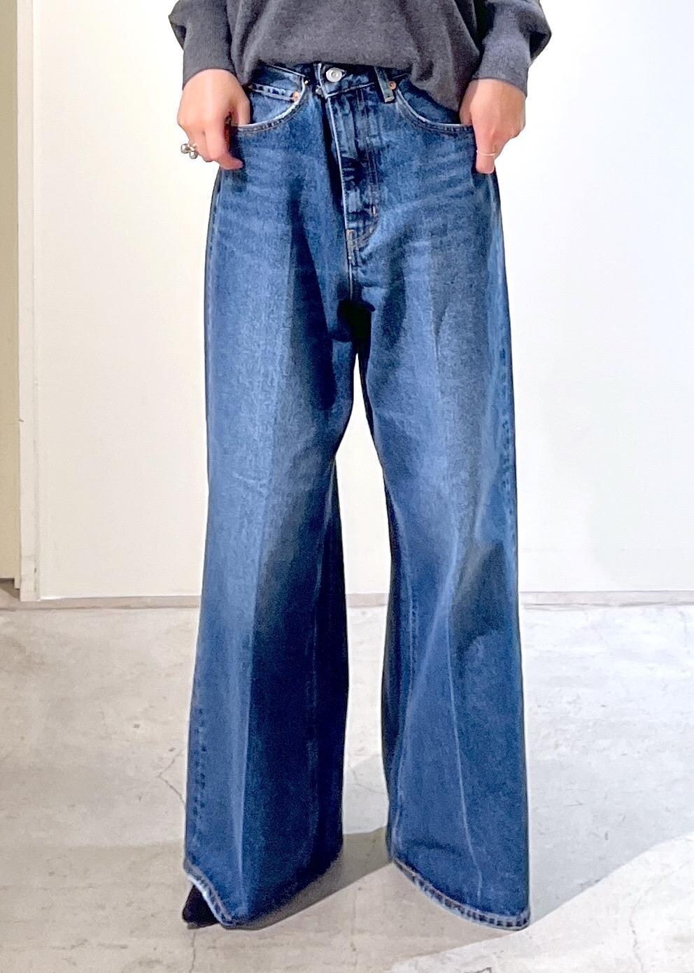 「カシミヤ、ニット、プルオーバー、グレー、Vネック、ショール、バンダナ、ワイドパンツ、バギーパンツ、デニム、ネイビー、REMME、ショートブーツ、ヒールブーツ、レザー」|「SALON adam et rope'の【REMME(レメ)】アンクルブーツ 5センチピンヒール(ブーツ、ブラック系)」を使った、michiruさん(レディース・156cm)の秋コーディネートの8枚目の写真