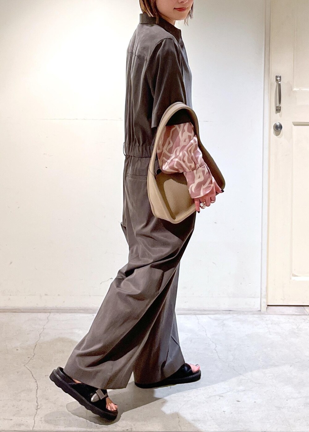 イエロー系のシャツ/ブラウス、ベージュ系のハンドバッグ、ブラック系のサンダルを着用したレディースの春コーディネートの10枚目の写真