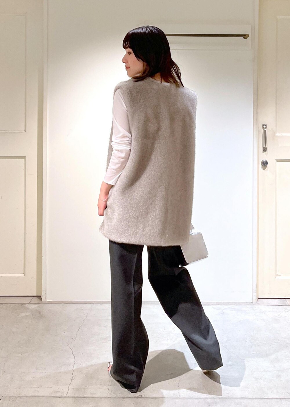 「ジレ、GGG for SALON、GOOD PEOPLE GOOD STITCHING GOOD PRODUCT、シアー、VISTO WOOL GABA、ウール、ボディバッグ、レザー、ブラック、シルバー、グレー、ファー、ホワイト、Tシャツ、クルーネック」|「SALON adam et rope'の【雑誌掲載】【追加】レザーボックスショルダーバッグ(ショルダーバッグ、シルバー系)」を使った、michiruさん(レディース・156cm)の秋コーディネートの6枚目の写真