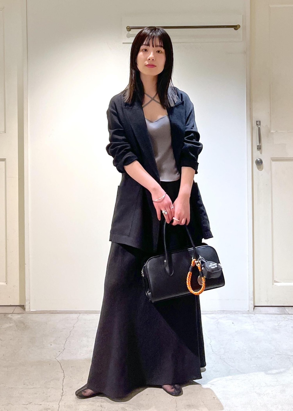 「ダブルジャケット、キュプラコットン、グレー、REMME、Americana for SALON、ミニバッグ、チャーム、初春コーデ、春コーデ、お仕事コーデ、セレモニーコーデ、卒業式コーデ、卒園式コーデ、授業参観日コーデ、入学式コーデ」|「SALON adam et rope'の【セットアップ対応】キュプラコットンリブクロスキャミソール(キャミソール、グレー系)」を使った、michiruさん(レディース・156cm)の冬コーディネートの2枚目の写真