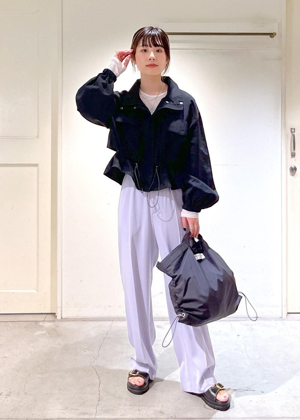 「ブルゾン、シアー、Tシャツ、スラックス、MOHI、別注、ショルダーバック、トートバッグ、アメリカーナ、ブラック、パンツ、ラベンダー、サンダル、厚底、サロンアダムエロペ」｜「SALON adam et rope'のシアークルーネックプルオーバー（Tシャツ/カットソー、ホワイト系）」を使った、michiruさん（レディース・156cm）の冬コーディネートの4枚目の写真