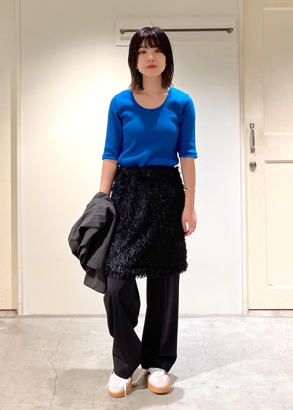 「kinan、チャコール、Tシャツ、リブ、フェザー、スラックス、adidas、SAMBA XLG、AULENTTI、ブラック、ハンドバッグ、ジャケット、オーバーサイズ、ノーカラー、ブルー」｜「SALON adam et rope'のフェザーレイヤードスカート/ミニスカート【洗える】（スカート、ブラック系）」を使った、michiruさん（レディース・156cm）の夏コーディネートの6枚目の写真