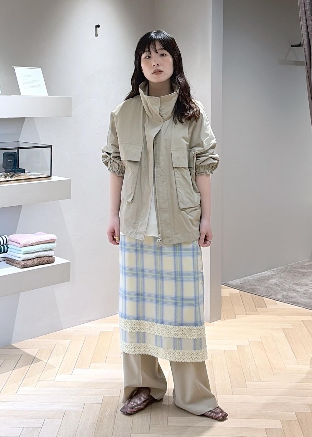 ベージュ系のその他パンツ、ブラウン系のローファー、ホワイト系のキャミソールを着用したレディースの春コーディネートの6枚目の写真