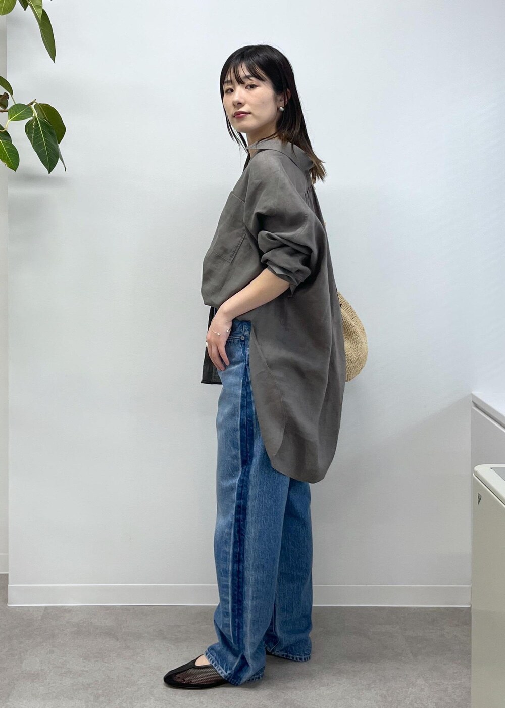 「GENTLE LINEN、シャツ、オーバーサイズ、リネン、グレー、アメリカンスリーブ、ベージュ、KURO for SALON、KURO、OPTIMA、デニム、ブルー、REMME、フラットシューズ、メッシュ」|「REMMEの【REMME(レメ)】メッシュフラットシューズ(パンプス、ブラック系)」を使った、michiruさん(レディース・156cm)の冬コーディネートの3枚目の写真