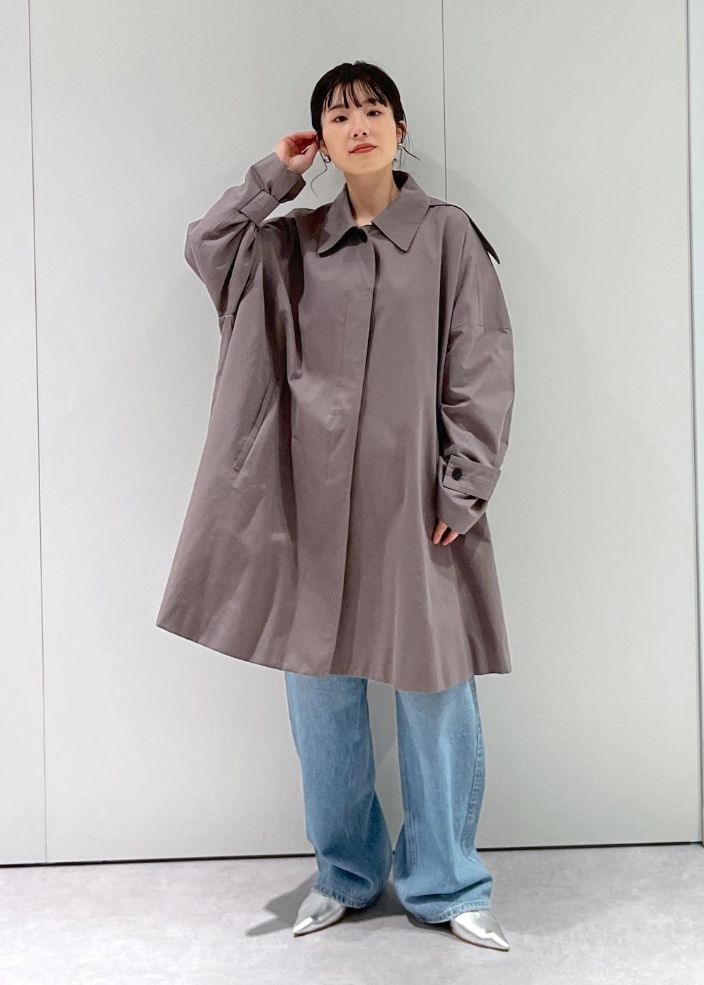 「コート、春アウター、グレー、RED CARD TOKYO、RED CARD TOKYO for SALON、Dakota、デニム、ブルー、レザー、シルバー、L.L.Bean for SALON、L.L.Bean、ピンク、マザーズバッグ、旅行バッグ」｜「RED CARD TOKYOの【RED CARD TOKYO（レッドカードトーキョー）for SALON】別注Dakota/デニム（デニムパンツ、ブルー系）」を使った、michiruさん（レディース・156cm）の冬コーディネートの6枚目の写真