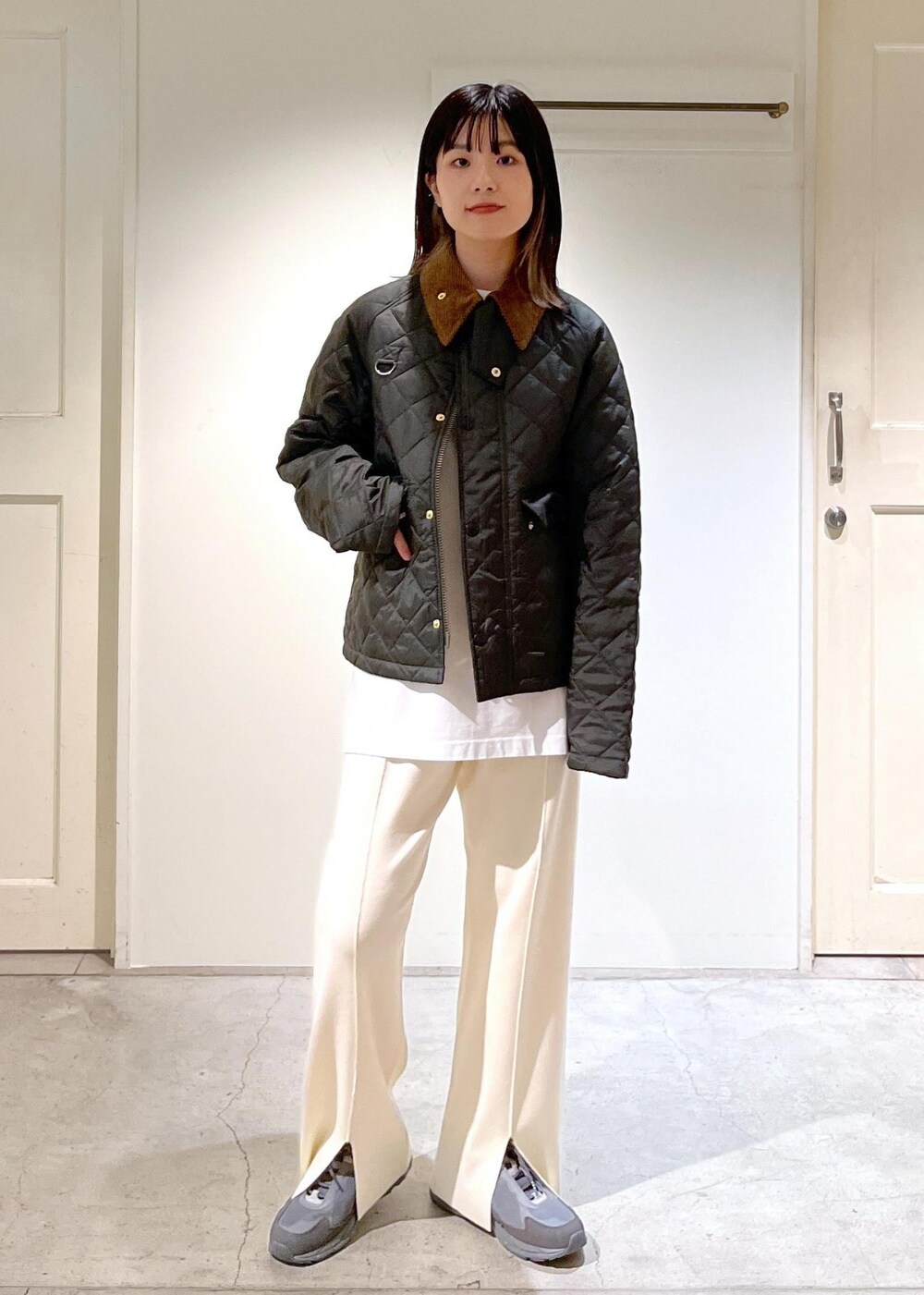 「Barbour、130周年記念モデル、ジャケット、中綿ブルゾン、キルティング、カーキ、TEKLA、Tシャツ、ホワイト、スウェット、ウール、ニットパンツ、MOONSTAR、810s、TRASDEN」|「MoonStarの【MOONSTAR(ムーンスター)】810s TRASDEN(スニーカー、グレー系)」を使った、michiruさん(レディース・156cm)の秋コーディネートの5枚目の写真