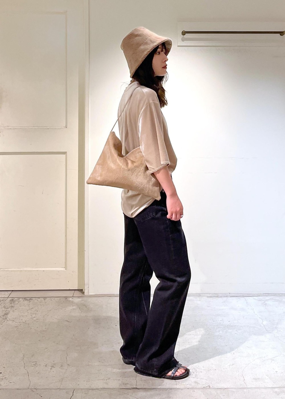 ブラック系のサンダル、グレー系のデニムパンツ、ベージュ系のTシャツ/カットソーを着用したレディースの夏コーディネートの5枚目の写真