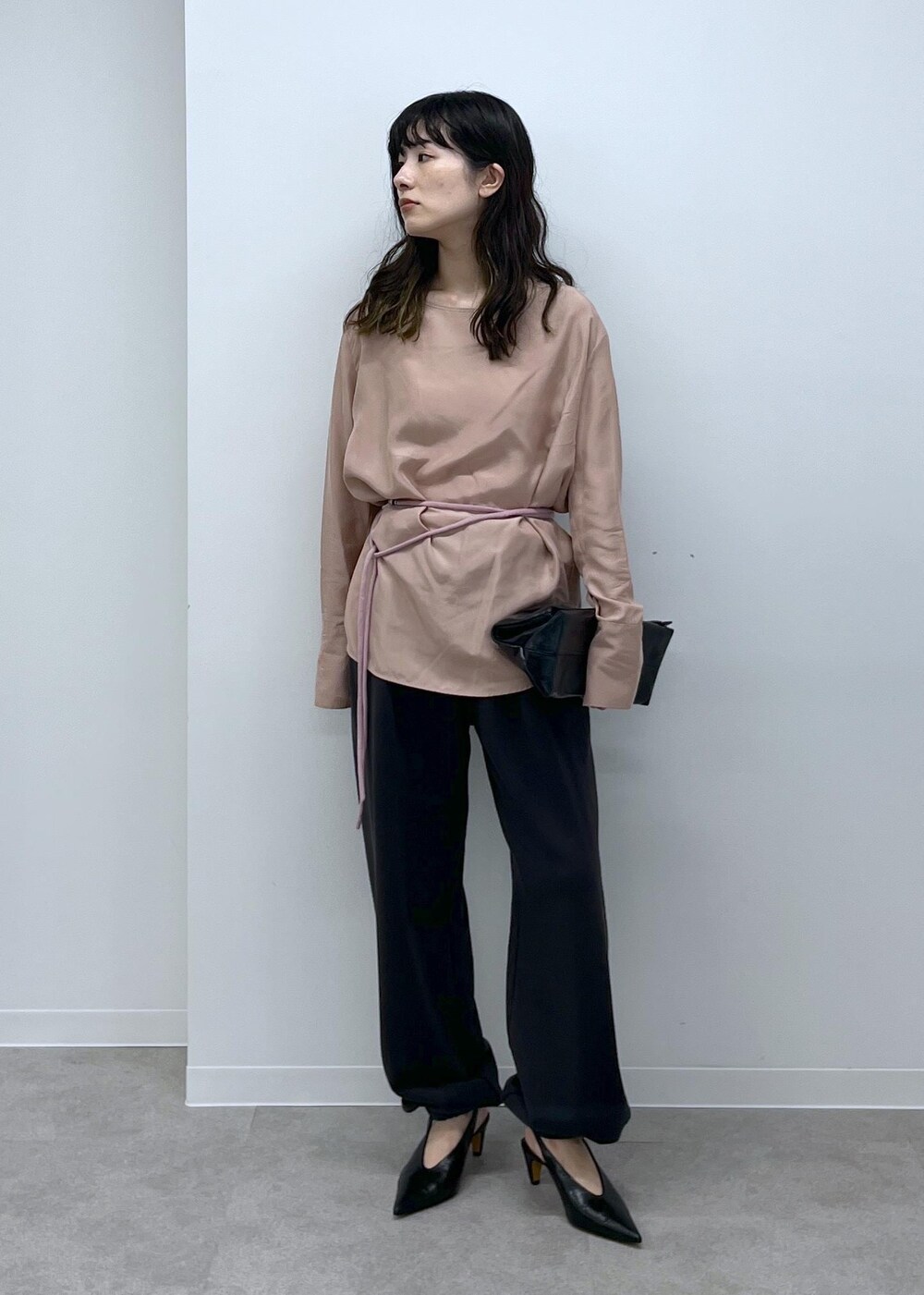 「GENTLE SILK、ピンク、チャコール、ＷＳ、レザー、ブラック、ミニバッグ、extreme cashmere、初秋コーデ、秋コーデ、デートコーデ、お出かけコーデ、旅行コーデ、アウトドアコーデ、パンツスタイル」｜「SALON adam et rope'の[25AW]GENTLE SILK ロングスリーブプルオーバー【セットアップ対応・洗える】（シャツ/ブラウス、ピンク系）」を使った、michiruさん（レディース・156cm）の夏コーディネートの2枚目の写真