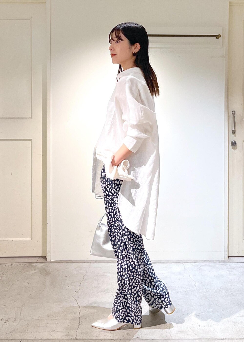 「GENTLE LINEN、オーバーシャツ、Hug Silk、BANANATIME、イージーパンツ、総柄、ヒールパンプス、レザー、heyep、シュシュ、初春コーデ、春コーデ、お仕事コーデ、デートコーデ、お出かけコーデ」|「SALON adam et rope'のHug Silk ラウンドネックタンクトップ(タンクトップ、ホワイト系)」を使った、michiruさん(レディース・156cm)の春コーディネートの4枚目の写真