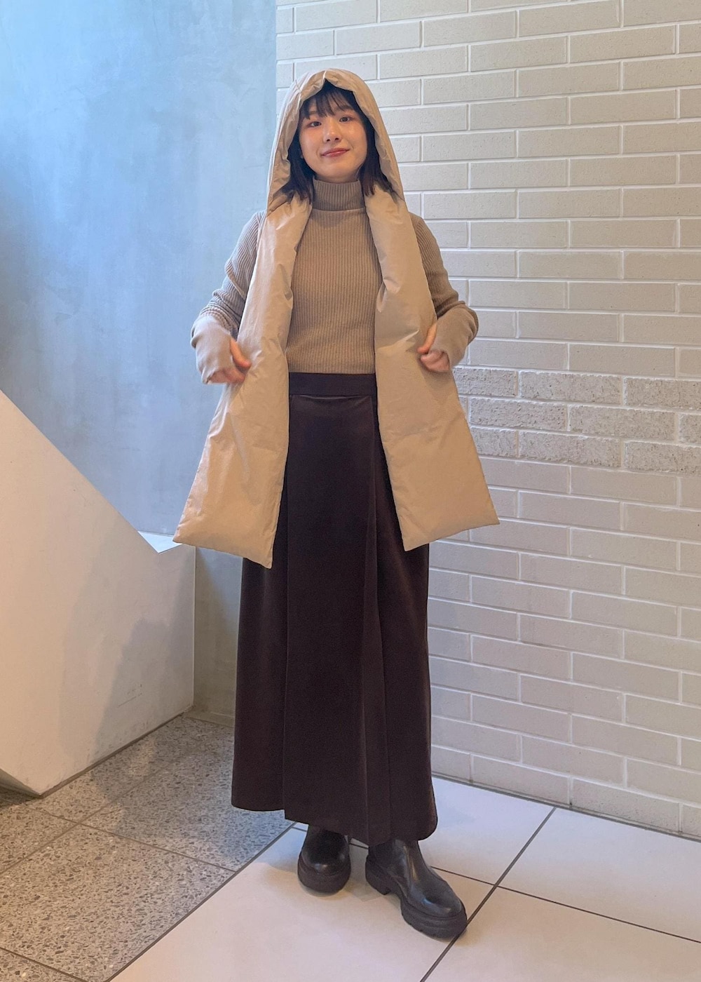 「GREEN DOWN、ダウンストール、クリーミーコットン、タイトスカート、UGG、SALON adam et ropé、サロンアダムエロペ、ニット、ファッションを楽しもう、ブラウン、タートルネック、Creamy Cotton、ブーツ、冬コーデ」｜「SALON adam et rope'の[GREEN DOWN]フード付きダウンストール（ストール/ショール、ベージュ系）」を使った、michiruさん（レディース・156cm）の秋コーディネートの2枚目の写真