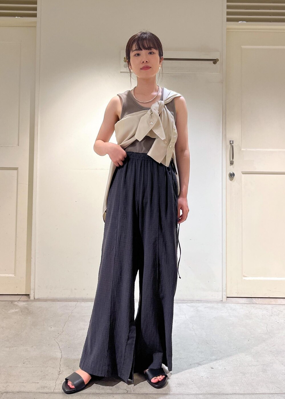 「骨格ウェーブ、ブルベ、低身長、高島ちぢみ、ARTESANOS、サロンアダムエロペ、ノースリーブ、お出かけコーデ、夏コーデ、シャツスタイル、パンツスタイル、SALON　adam et rope'、サンダル、大人かわいい」｜「SALON adam et rope'の【ARTESANOS（アルテサノス）】コンフォートソールサンダル（サンダル、ブラック系）」を使った、michiruさん（レディース・156cm）の夏コーディネートの2枚目の写真