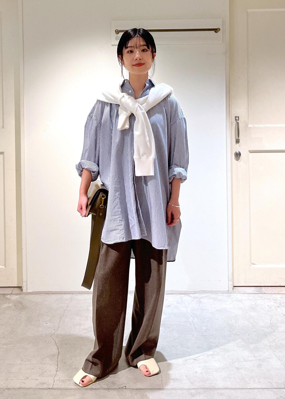 「INDIVIDUALIZED SHIRTS for SALON、シャツ、ストライプ、オーバーサイズ、ブルー、クロップド丈、ホワイト、ウール、ワイド、ブラウン、クラッチバッグ、レザー、秋コーデ、初冬コーデ、お仕事コーデ」｜「SALON adam et rope'の2WAYレザーフラップミニショルダーバッグ/クラッチバッグ（ショルダーバッグ、ブラウン系）」を使った、michiruさん（レディース・156cm）の秋コーディネートの2枚目の写真