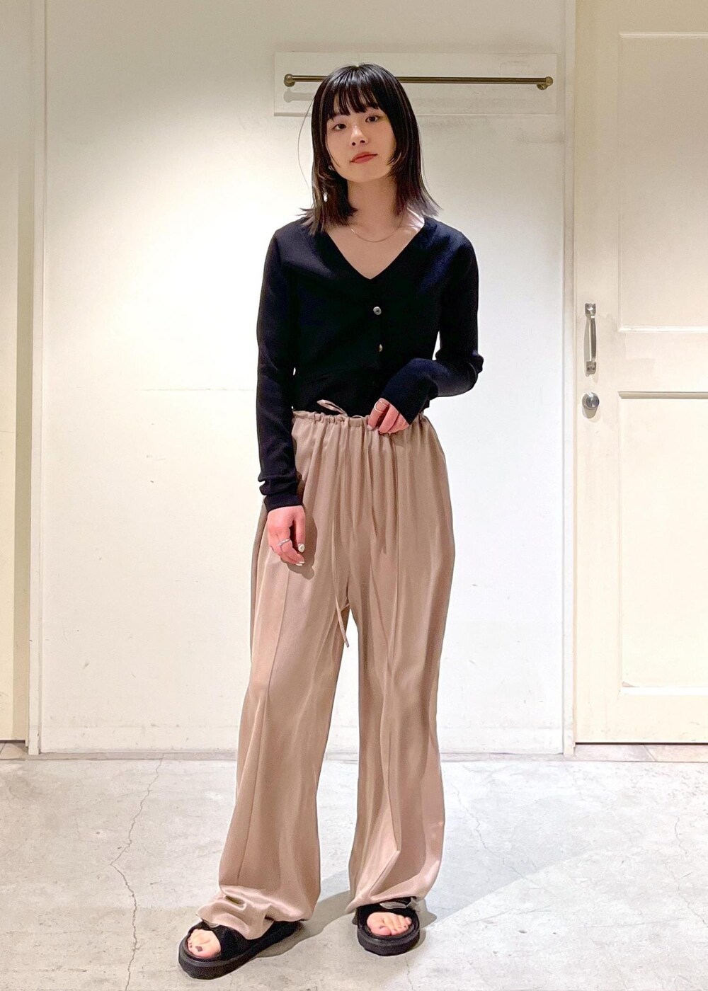 「24SS春の新作、ウォッシャブルシルク、キャミソール、GENTLE SILK、ジェントルシルク、イージーパンツ、ピンクベージュ、MOHI、クリアバッグ、3way、BAGMATI、バグマティ、ハンドバッグ、カゴバッグ、ブラック」｜「SALON adam et rope'のウォッシャブルシルクイージーパンツ【セットアップ対応】（その他パンツ、イエロー系）」を使った、michiruさん（レディース・156cm）の冬コーディネートの9枚目の写真