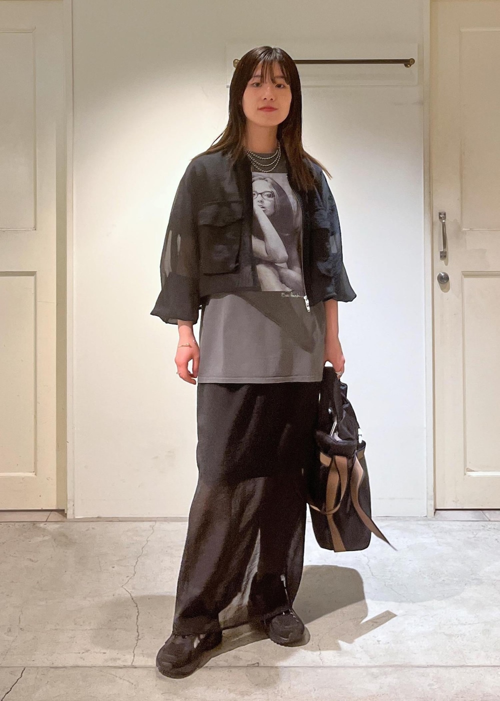 「羽織、COUTURE D'ADAM、クチュール ド アダム、チャコール、フォトプリント、タイトスカート、MOONSTAR、810s、STUDEN AERO、OUTDOOR PRODUCTS for SALON、初春コーデ、春コーデ、デートコーデ、お出かけコーデ、旅行コーデ」|「OUTDOOR PRODUCTSの【追加・A4対応】【OUTDOOR PRODUCTS for SALON】別注2WAYトートバッグ4/アウトドアプロダクツ(トートバッグ、ブラック系)」を使った、michiruさん(レディース・156cm)の春コーディネートの2枚目の写真