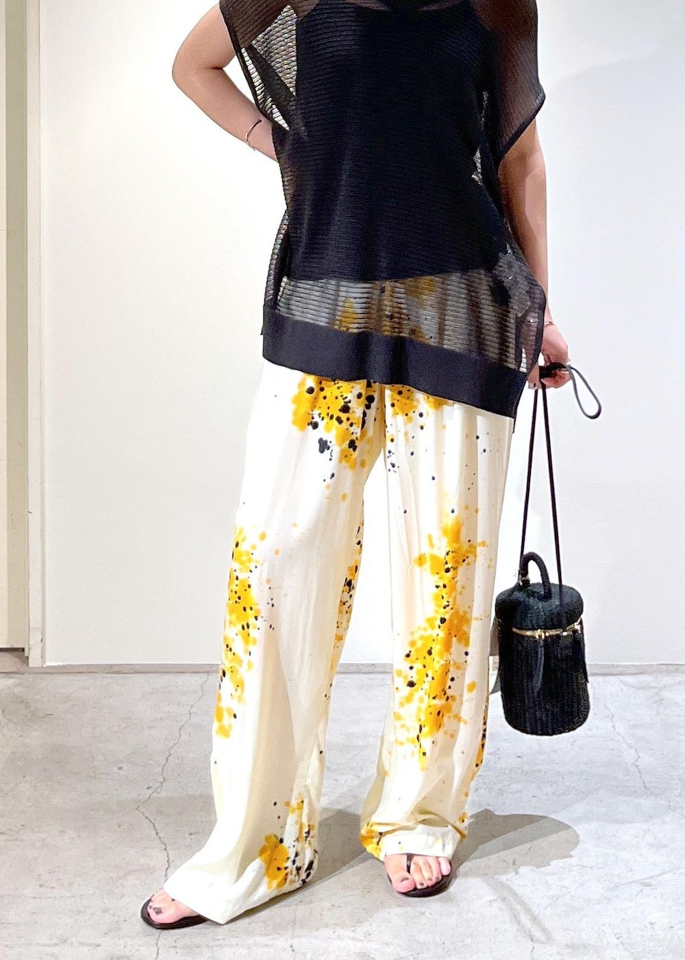 「SALE、SALEコーデ、デザインtops、シアー、メッシュ、2way、チャコール、SUKU HOME、ルームウェア、BRENTELLA、BAGMATI、ブラック、カゴバッグ、プルオーバー、イエロー」｜「SALON adam et rope'の【BRENTELLA（ブレンテッラ）】Wストラップトングサンダル（サンダル、ブラック系）」を使った、michiruさん（レディース・156cm）の夏コーディネートの6枚目の写真