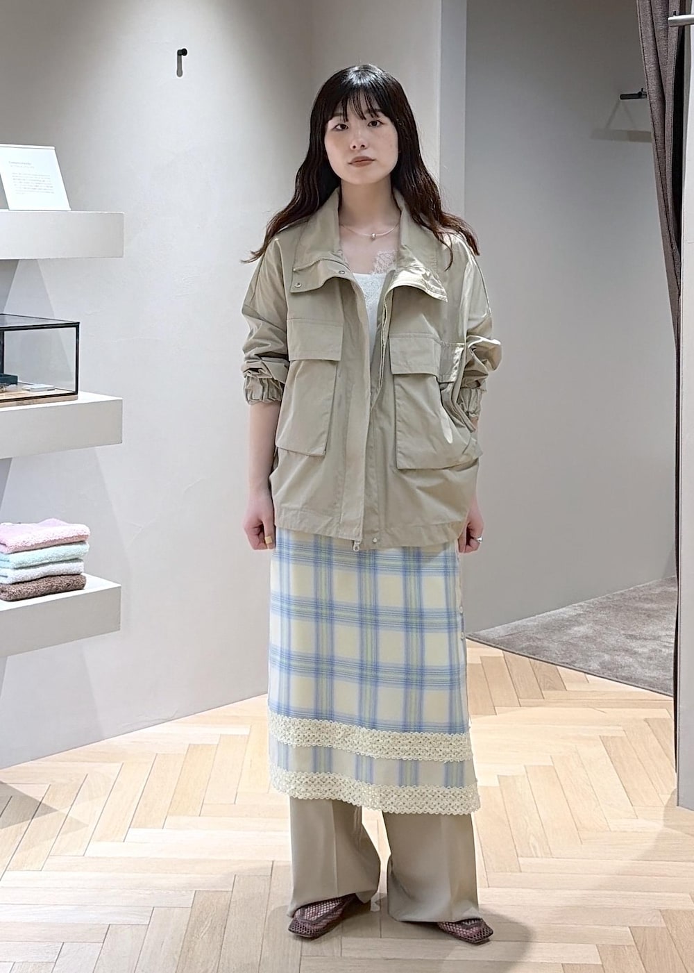 ベージュ系のその他パンツ、ブラウン系のローファー、ホワイト系のキャミソールを着用したレディースの春コーディネートの7枚目の写真