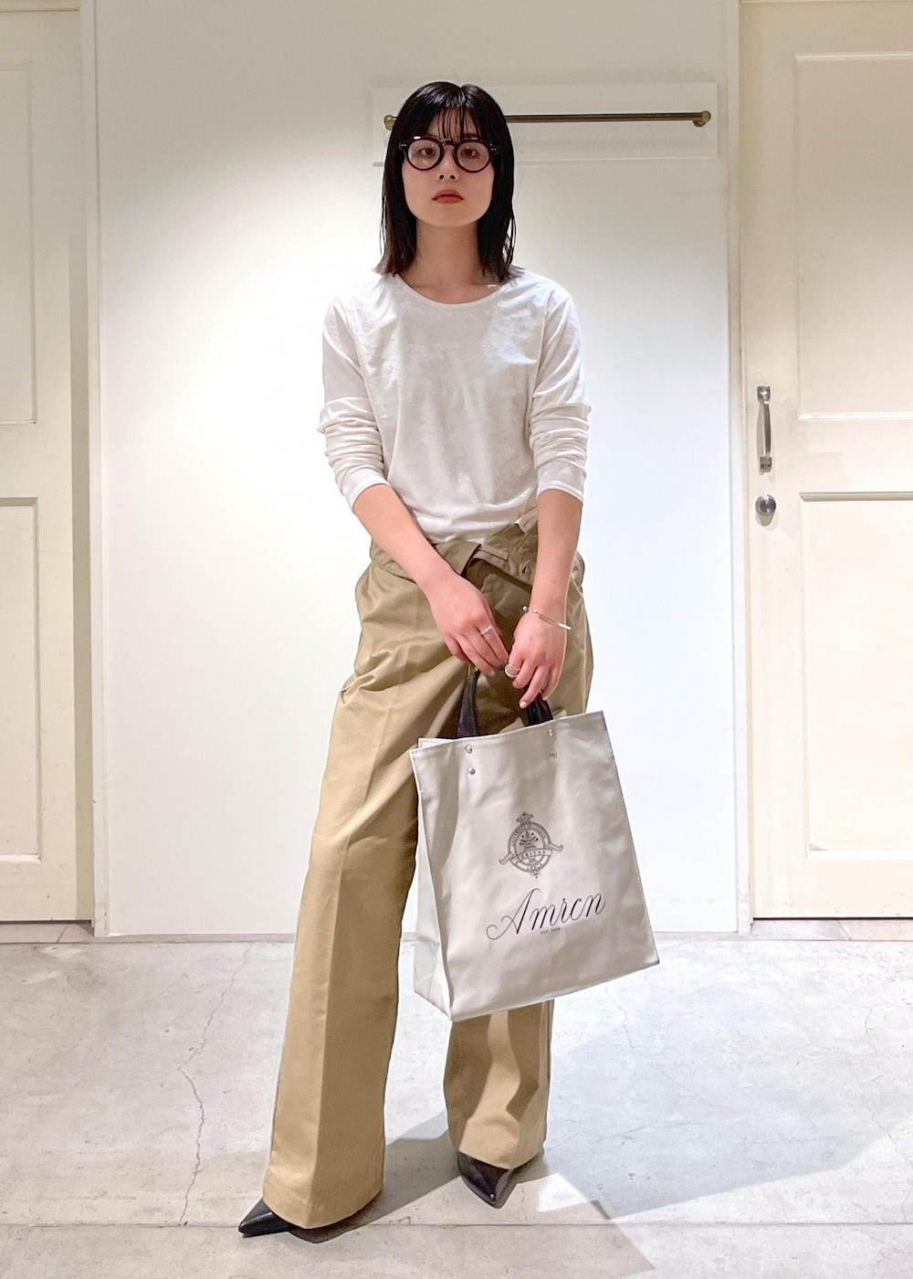 「新作、2way、クラッシュベロア、ロンT、Americana for SALON、Americana、TEMBEA×Americana×SALON、TEMBEA、ポシェット、グレー、ホワイト、プルオーバー、長袖、Tシャツ、ベージュ」｜「SALON adam et rope'のクラッシュベロア2WAYロングスリーブTシャツ【セットアップ対応・洗える】（Tシャツ/カットソー、ホワイト系）」を使った、michiruさん（レディース・156cm）の秋コーディネートの2枚目の写真