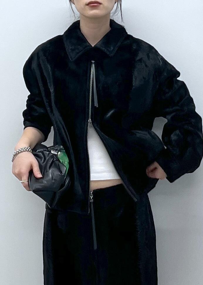 ブラック系のスカート、ブラック系のブルゾン、ブラック系のサンダルを着用したレディースの秋コーディネートの7枚目の写真