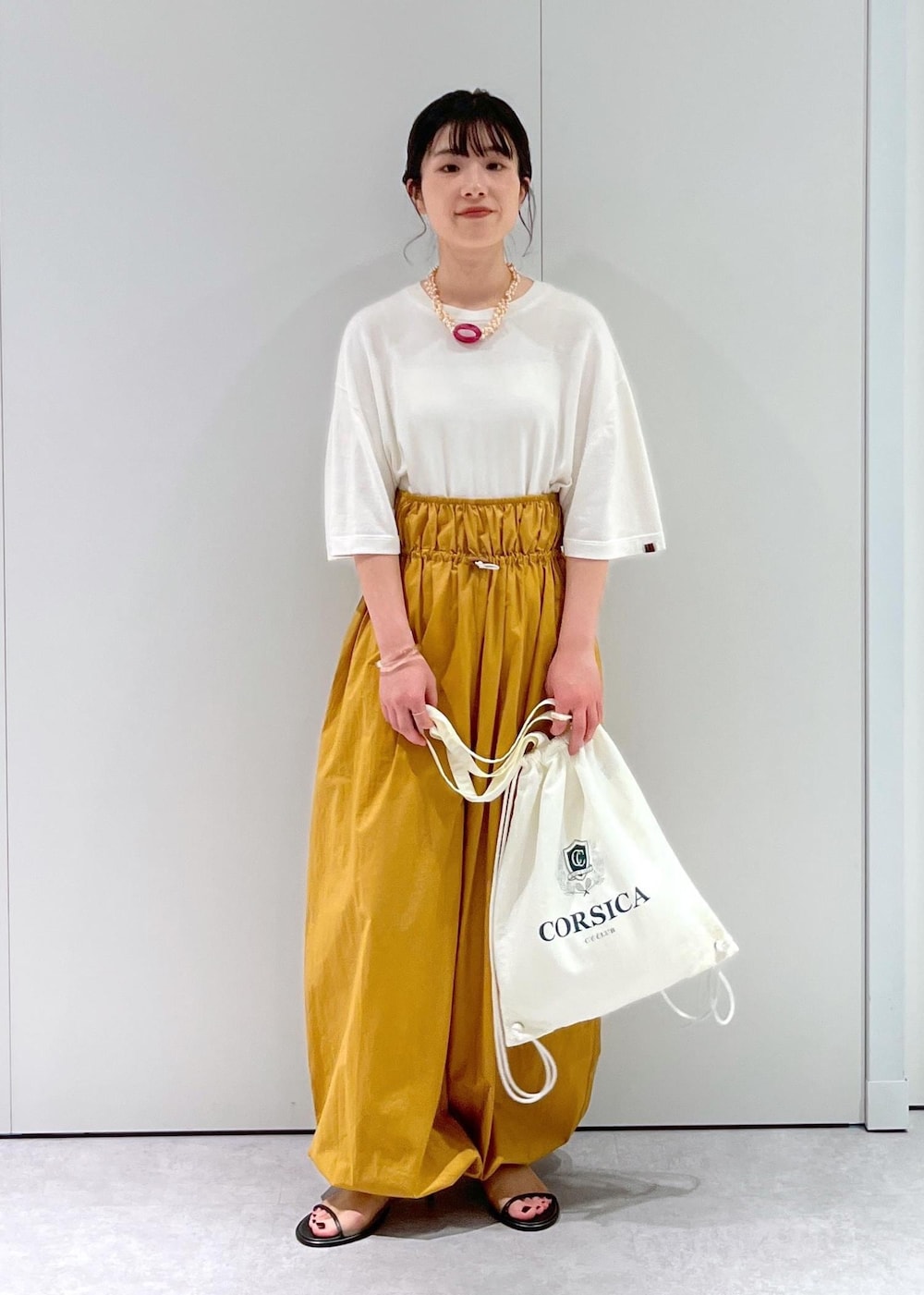 「Baserange、ワイドパンツ、キャメル、BRENTELLA、ミュール、メッシュ、オフホワイト、ナップサック、リュック、extreme cashmere、Tシャツ、Raponesa General Store、ネックレス、パール、初春コーデ」｜「SALON adam et rope'のナップサック（トートバッグ、ホワイト系）」を使った、michiruさん（レディース・156cm）の冬コーディネートの3枚目の写真