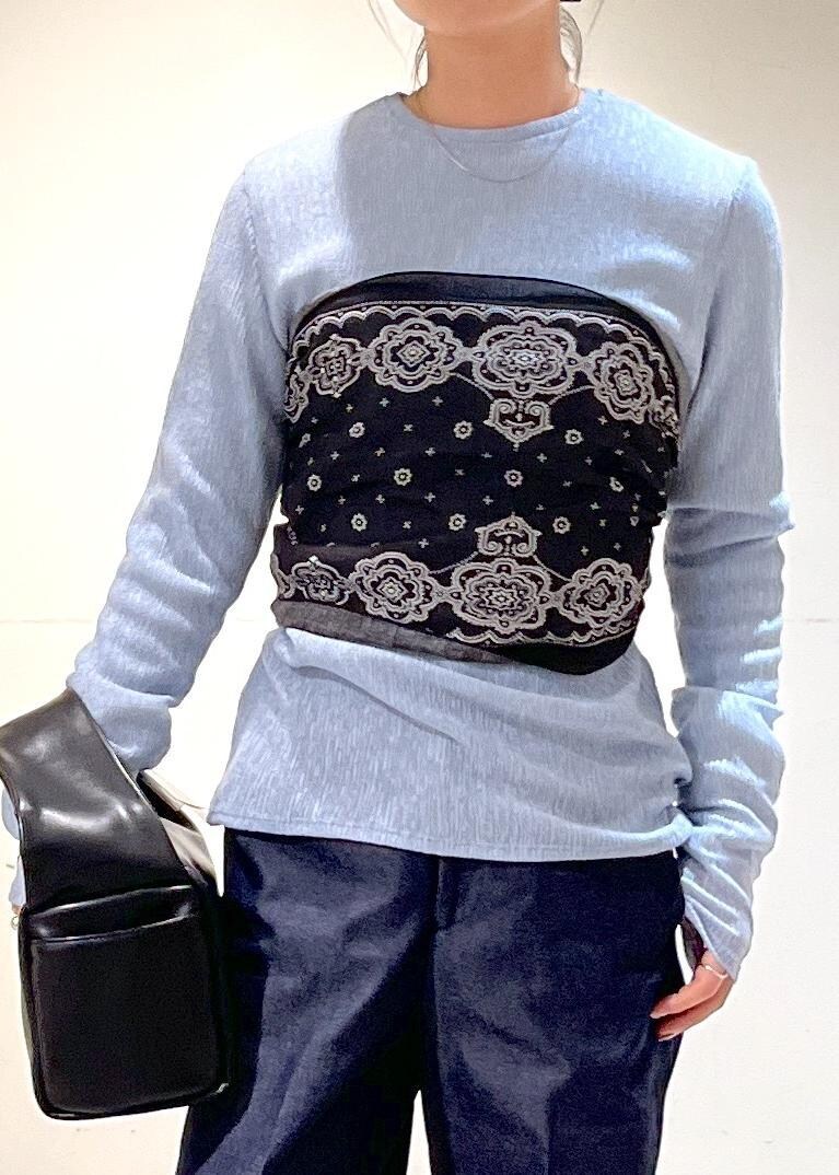 「Tシャツ、シアー、サックス、ハンドバッグ、ビスチェ、バンダナ、ブーツ、THROW、パンツ、デニム、ネイビー、ストレート、ブラック、サロンアダムエロペ、SALON adam et ropé」|「SALON adam et rope'のワンハンドルボックスミニバッグ(ハンドバッグ、ブラック系)」を使った、michiruさん(レディース・156cm)の冬コーディネートの7枚目の写真