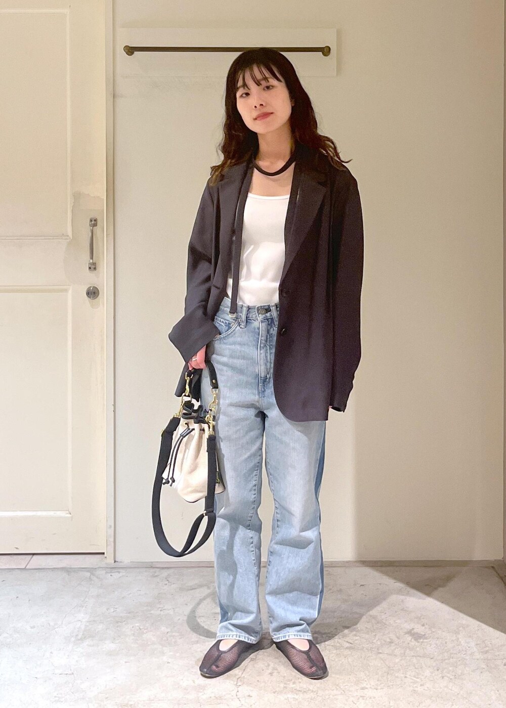 「羽織、チャコール、プリマベール、インナー、ホワイト、KURO for SALON、デニム、OPTIMA、REMME、Brady、ミニバッグ、ELY、初春コーデ、春コーデ、お仕事コーデ」|「REMMEの【REMME(レメ)】メッシュフラットシューズ(パンプス、ブラック系)」を使った、michiruさん(レディース・156cm)の春コーディネートの3枚目の写真