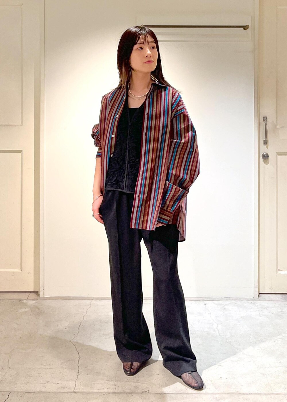 「Baserange、ベースレンジ、シャツ、オーバーシャツ、ストライプ、ジレ、フラワー、ブラック、キャミソール、イージーパンツ、REMME、メッシュ、フラットシューズ、ERICKA NICOLAS BEGAY、シルバー」｜「SALON adam et rope'の[追加]イージーリラックスストレートパンツ2/スラックス【接触冷感・UVケア・洗える】（その他パンツ、ブラック系）」を使った、michiruさん（レディース・156cm）の冬コーディネートの4枚目の写真