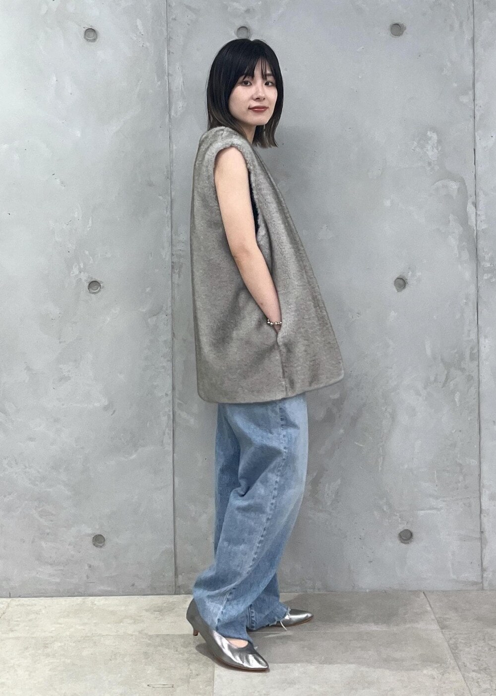 「ファー、ジレ、Gabriela Coll Garments、ウール、KURO for SALON、KURO、MARTINIANO、レザー、ブラウン、グレー、ノースリーブ、ブルー、デニム、シルバー、ローヒール」|「SALON adam et rope'の【雑誌掲載】【追加】レザーボックスショルダーバッグ/クロスボディバッグ(ショルダーバッグ、ブラウン系)」を使った、michiruさん(レディース・156cm)の夏コーディネートの6枚目の写真