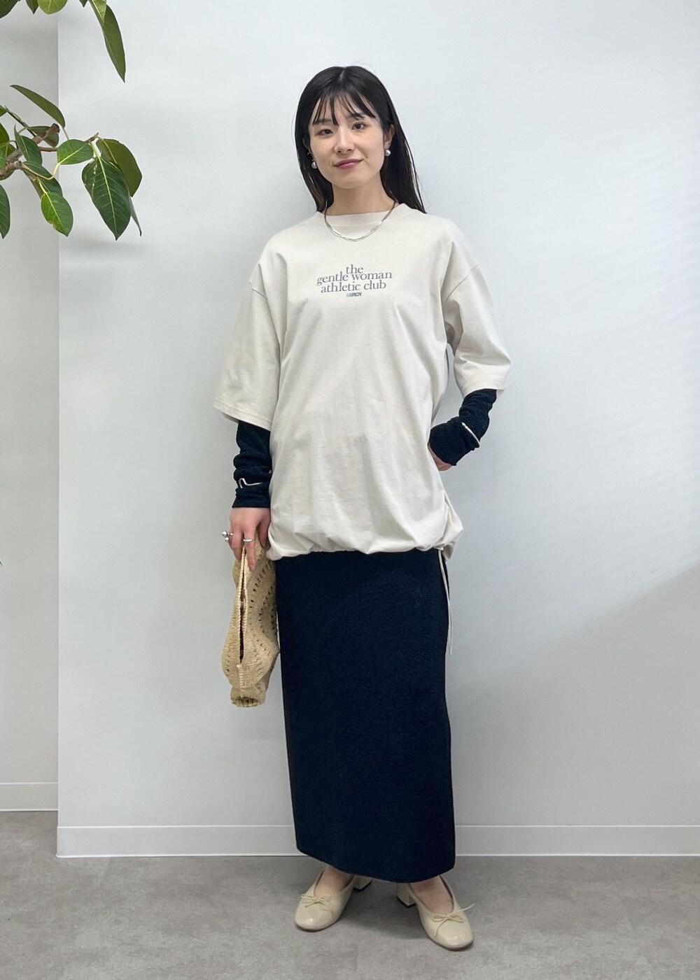 「Americana for SALON、Americana、Tシャツ、半袖、オーバーサイズ、オフホワイト、プルオーバー、クロップド丈、ラメ、ネイビー、タイトスカート、porselli、バレエヒール、ベージュ、MAISON N.H PARIS」|「SALON adam et rope'のシャイニージャカードクロップドプルオーバー(Tシャツ/カットソー、ブルー系)」を使った、michiruさん(レディース・156cm)の冬コーディネートの3枚目の写真