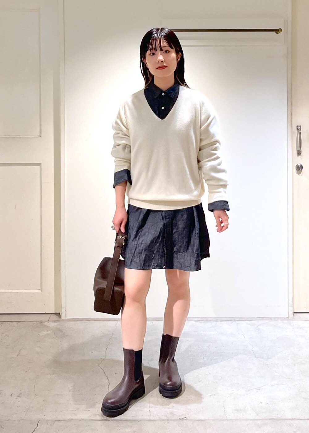「カシミヤ、ニット、プルオーバー、ホワイト、Ｖネック、INDIVIDUALIZED SHIRTS for SALON、シャツ、オーバーシャツ、デニムシャツ、ブラック、REMME、チェルシーブーツ、ダークブラウン、レザー、秋コーデ」｜「SALON adam et rope'の【雑誌掲載】【追加】レザーボックスショルダーバッグ/クロスボディバッグ（ショルダーバッグ、ブラウン系）」を使った、michiruさん（レディース・156cm）の秋コーディネートの4枚目の写真