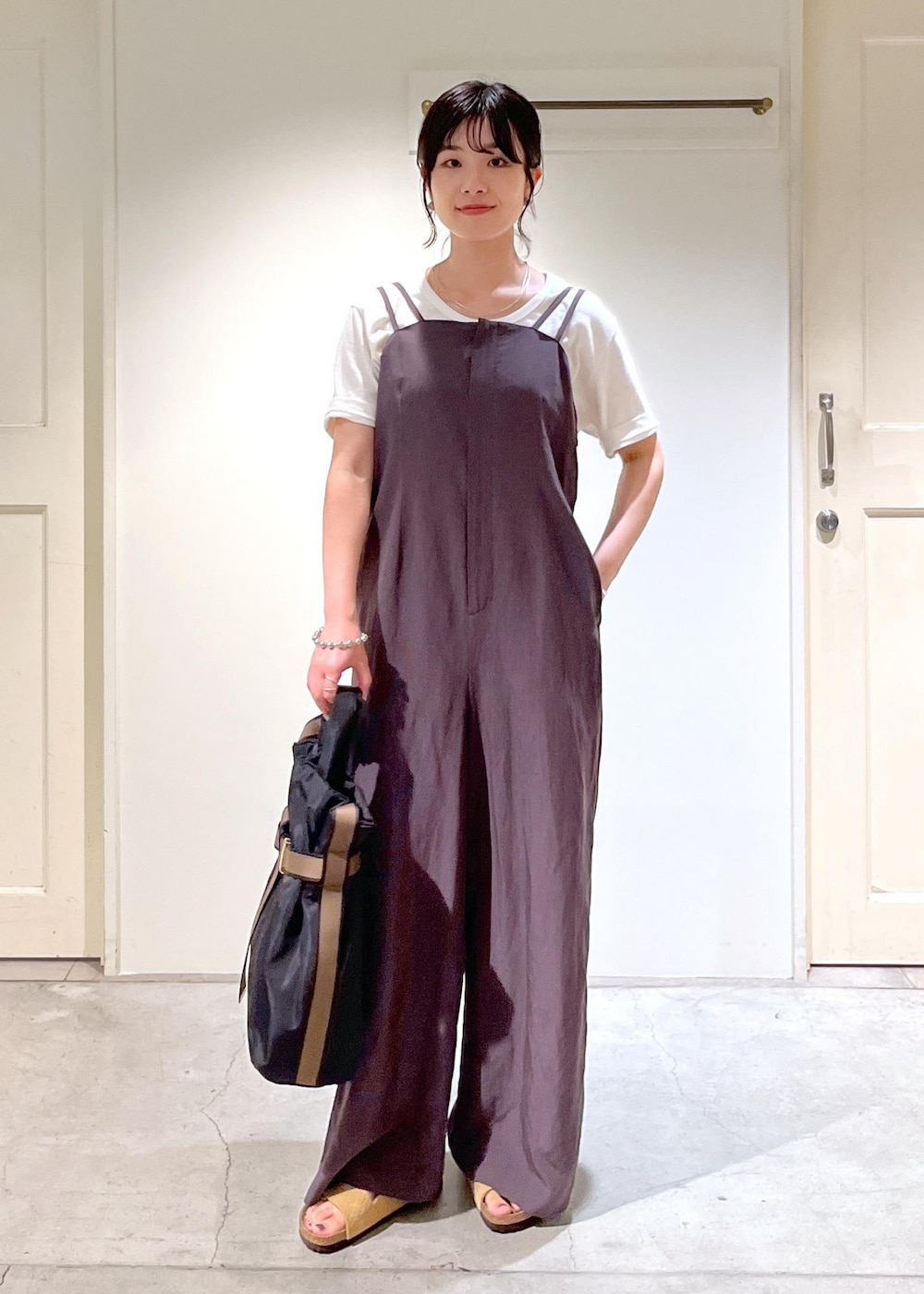 「SALE、チャコール、BIRKENSTOCK、Arizona VL Dotted、OUTDOOR PRODUCTS for SALON、OUTDOOR PRODUCTS、NativeSilverStreams、シルバー、ブラック、ホワイト、Tシャツ、オールインワン、ベージュ、初夏コーデ、夏コーデ」｜「SALON adam et rope'のダブルストラップキャミオールインワン【セットアップ対応】（つなぎ/オールインワン、グレー系）」を使った、michiruさん（レディース・156cm）の夏コーディネートの2枚目の写真
