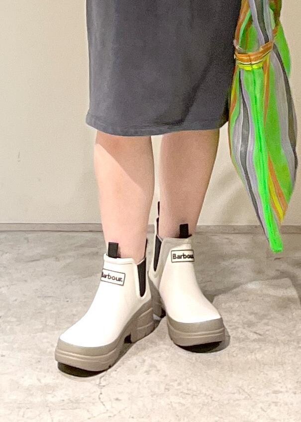 「マティス、Henri Matisse、ミディスカート、チャコール、Barbour、nimbus chelsea welly、長靴、Diminutivo、heyep、Silk Hair Band、初夏コーデ、夏コーデ、お出かけコーデ、アウトドアコーデ、フェスコーデ」｜「SALON adam et rope'のガーメントダイ ミニ裏毛ミディスカート（スカート、グレー系）」を使った、michiruさん（レディース・156cm）の夏コーディネートの8枚目の写真