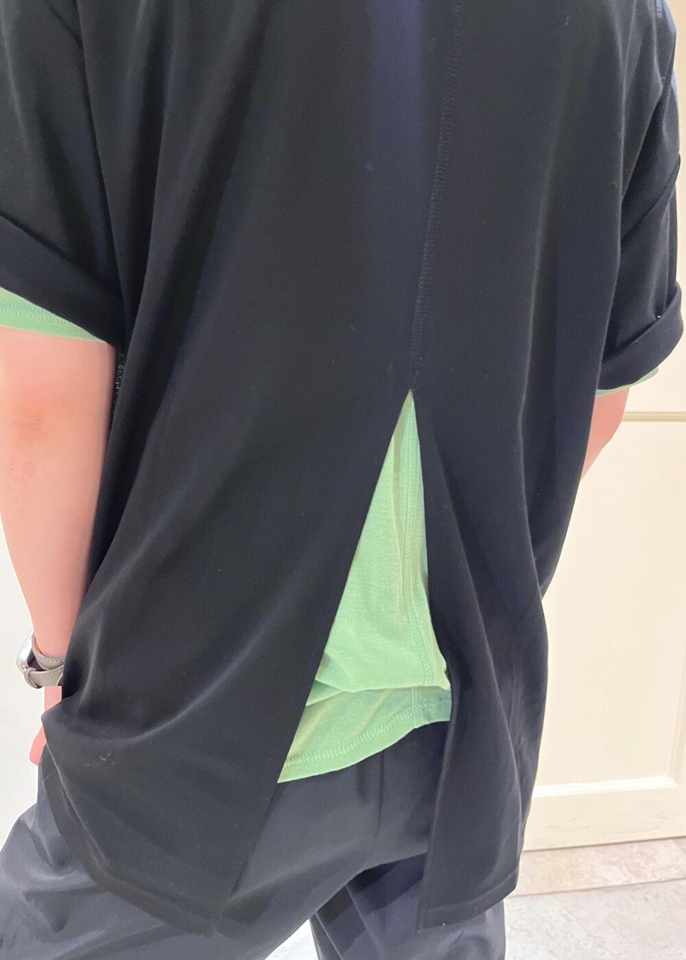 ブラック系のその他パンツ、ブラック系のTシャツ/カットソー、ブラック系のサンダルを着用したレディースの夏コーディネートの7枚目の写真