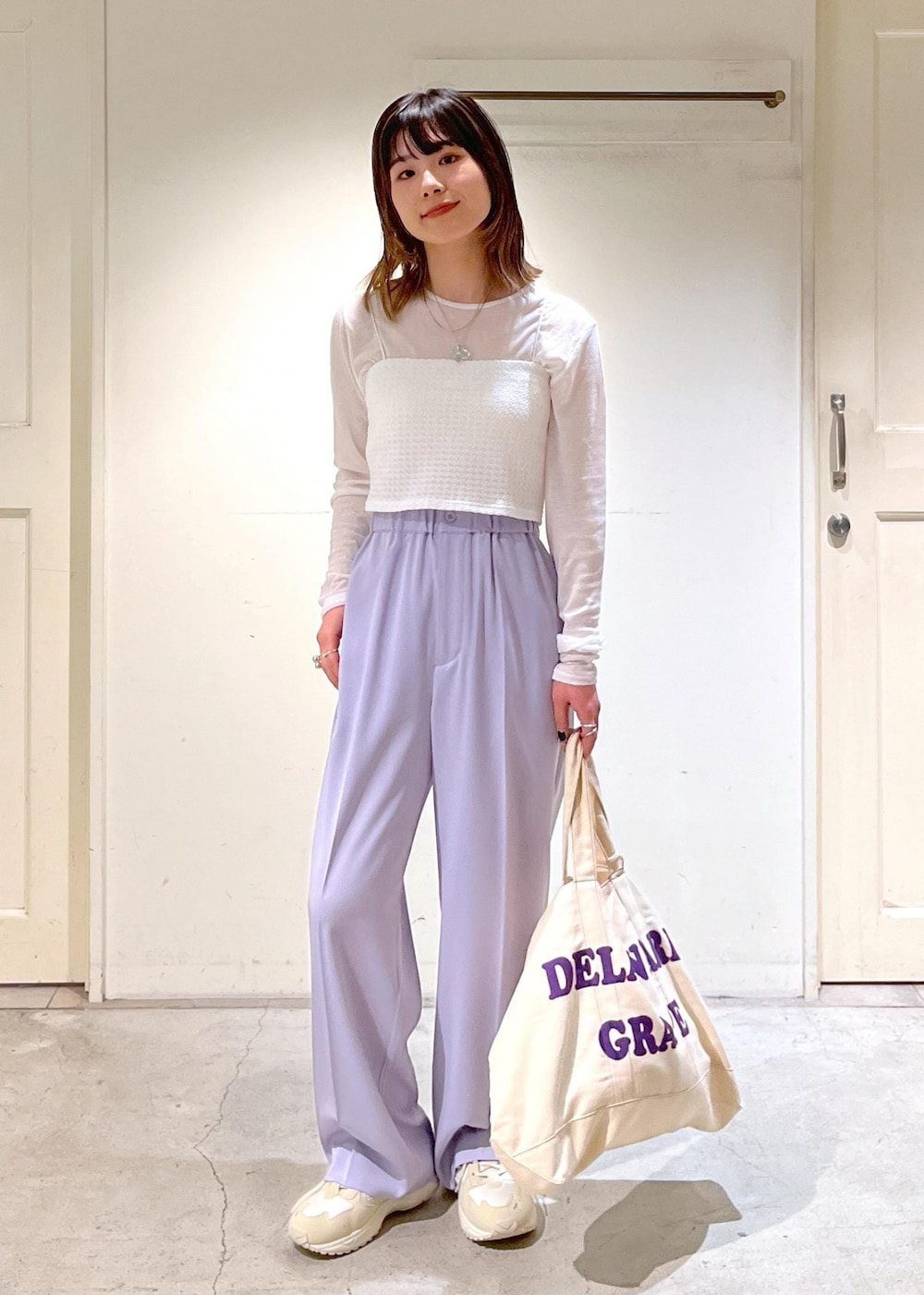 ホワイト系のスニーカー、ホワイト系のチューブトップ、ホワイト系のTシャツ/カットソーを着用したレディースの春コーディネートの2枚目の写真