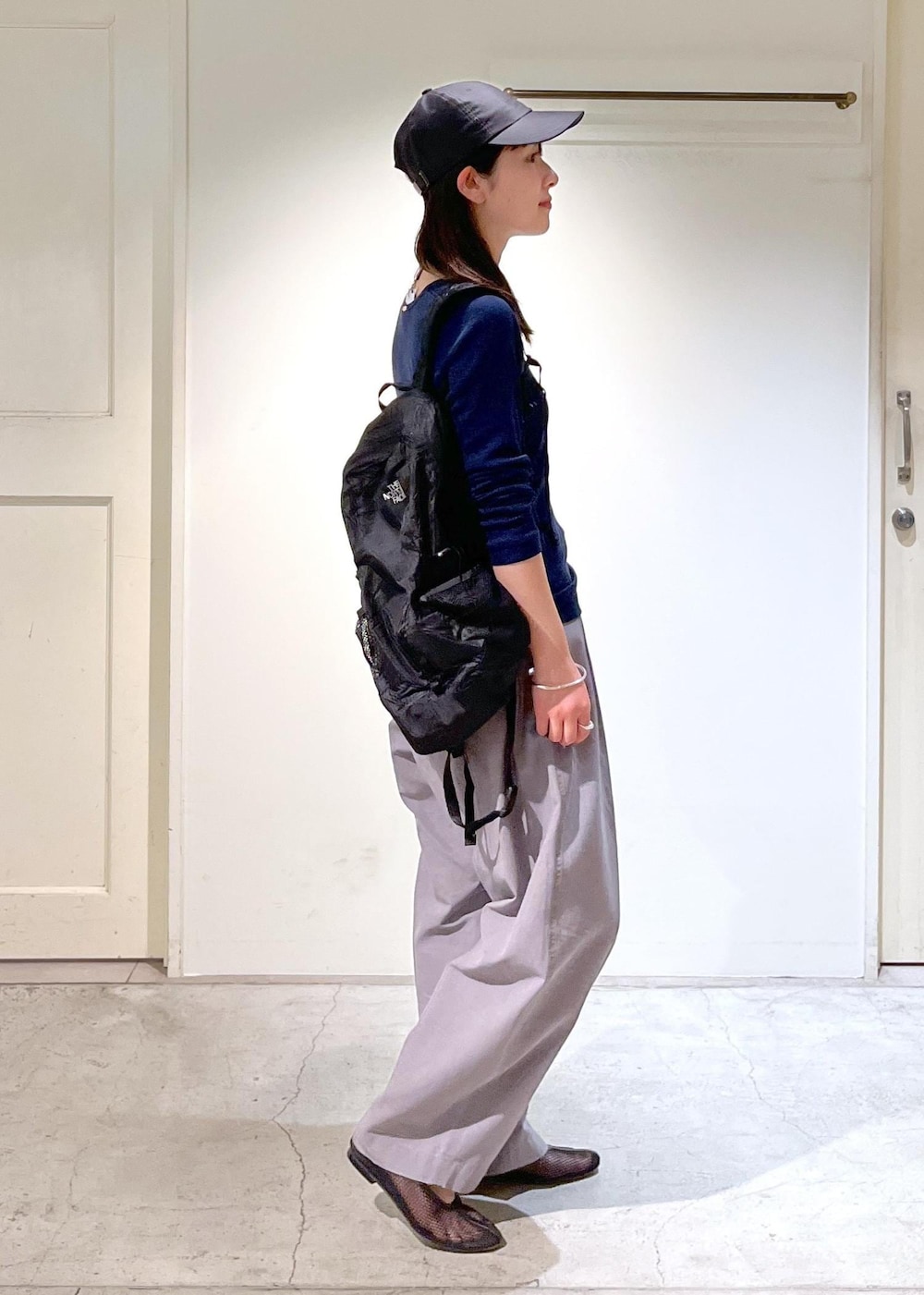 「Hug Silk、プルオーバー、Tシャツ、シルク、ネイビー、カーヴィーパンツ、グリーン、REMME、Americana for SALON、ERICKA NICOLAS BEGAY、シルバーアクセサリー、リュック、THE NORTH FACE、初春コーデ、春コーデ」｜「REMMEの【REMME(レメ)】メッシュフラットシューズ（パンプス、ブラック系）」を使った、michiruさん（レディース・156cm）の春コーディネートの6枚目の写真