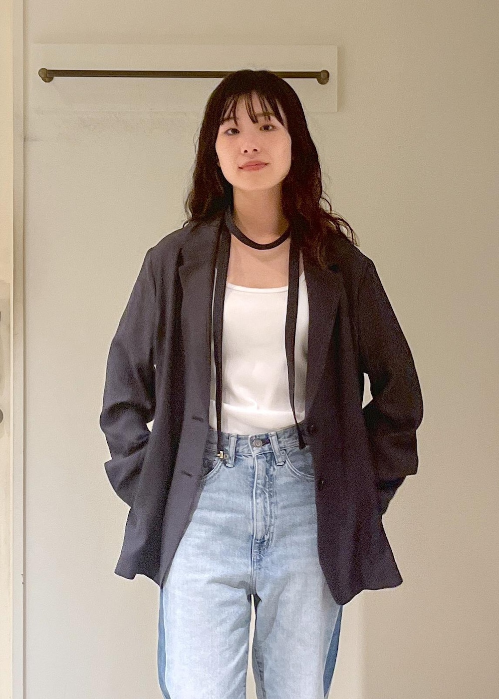 「羽織、チャコール、プリマベール、インナー、ホワイト、KURO for SALON、デニム、OPTIMA、REMME、Brady、ミニバッグ、ELY、初春コーデ、春コーデ、お仕事コーデ」|「REMMEの【REMME(レメ)】メッシュフラットシューズ(パンプス、ブラック系)」を使った、michiruさん(レディース・156cm)の春コーディネートの9枚目の写真