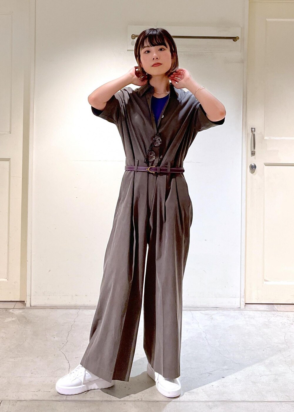 「カーキ、アメリカンスリーブ、タンクトップ、パープル、Smile Cotton、TORY LEATHER、ベルト、New Balance、CT302C、BAGNATI、ホワイト、トートバッグ、オールインワン、スニーカー、サロンアダムエロペ」｜「SALON adam et rope'の【Smile Cotton】カップ付きアメリカンスリーブタンクトップ（タンクトップ、パープル系）」を使った、michiruさん（レディース・156cm）の春コーディネートの6枚目の写真