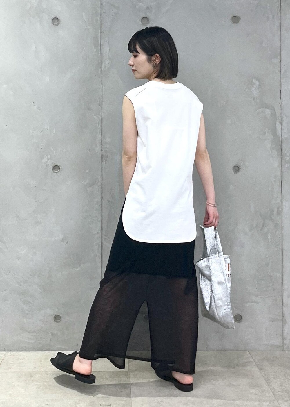 「Alec Soth、Tシャツ、シアー、Gabriela Coll Garments、BRIGITTE TANAKA × SALON、BRIGITTE TANAKA、ブリジットタナカ、シルバー、トートバッグ、ブラック、ホワイト、プルオーバー、ノースリーブ、スカート、タイトスカート」｜「SALON adam et rope'のシアーナローニットスカート【洗える】（スカート、ブラック系）」を使った、michiruさん（レディース・156cm）の春コーディネートの9枚目の写真