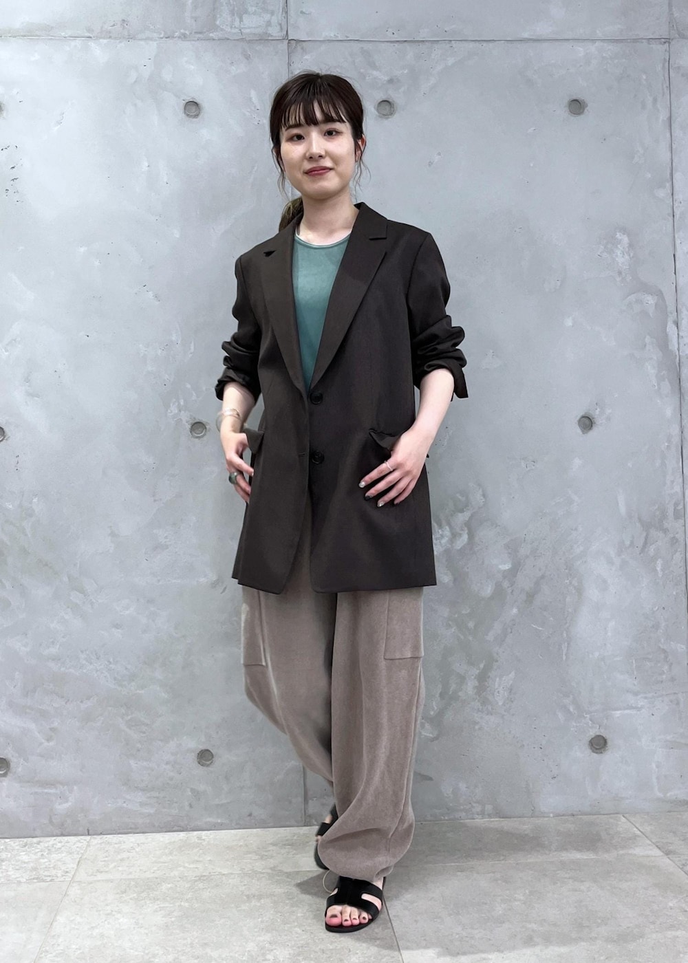 「23AW秋の新作、骨格ウェーブ、ブルベ、グリーン、ベロア、カーゴパンツ、クリーミーコットン、サロンアダムエロペ、Creamy Cotton、ブラウン、ジャケット、ノースリーブ、テーラードジャケット、ベージュ、パンツ」｜「SALON adam et rope'の【セットアップ対応・洗える】ベロアノースリーブプルオーバー（Tシャツ/カットソー、グリーン系）」を使った、michiruさん（レディース・156cm）の夏コーディネートの3枚目の写真