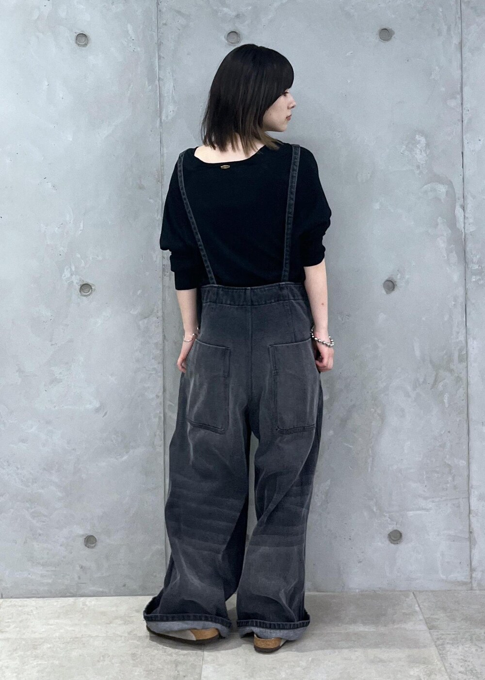 「ウォッシャブルウール、ニット、WEB限定、デニム、AULENTTI、ERICKA NICOLAS BEGAY、シルバー、ブラック、レザー、レザーバッグ、プルオーバー、オールインワン、サロペット、オーバーオール、初秋コーデ」｜「SALON adam et rope'のウォッシャブルウールVネックプルオーバー（ニット/セーター、ブラック系）」を使った、michiruさん（レディース・156cm）の夏コーディネートの7枚目の写真