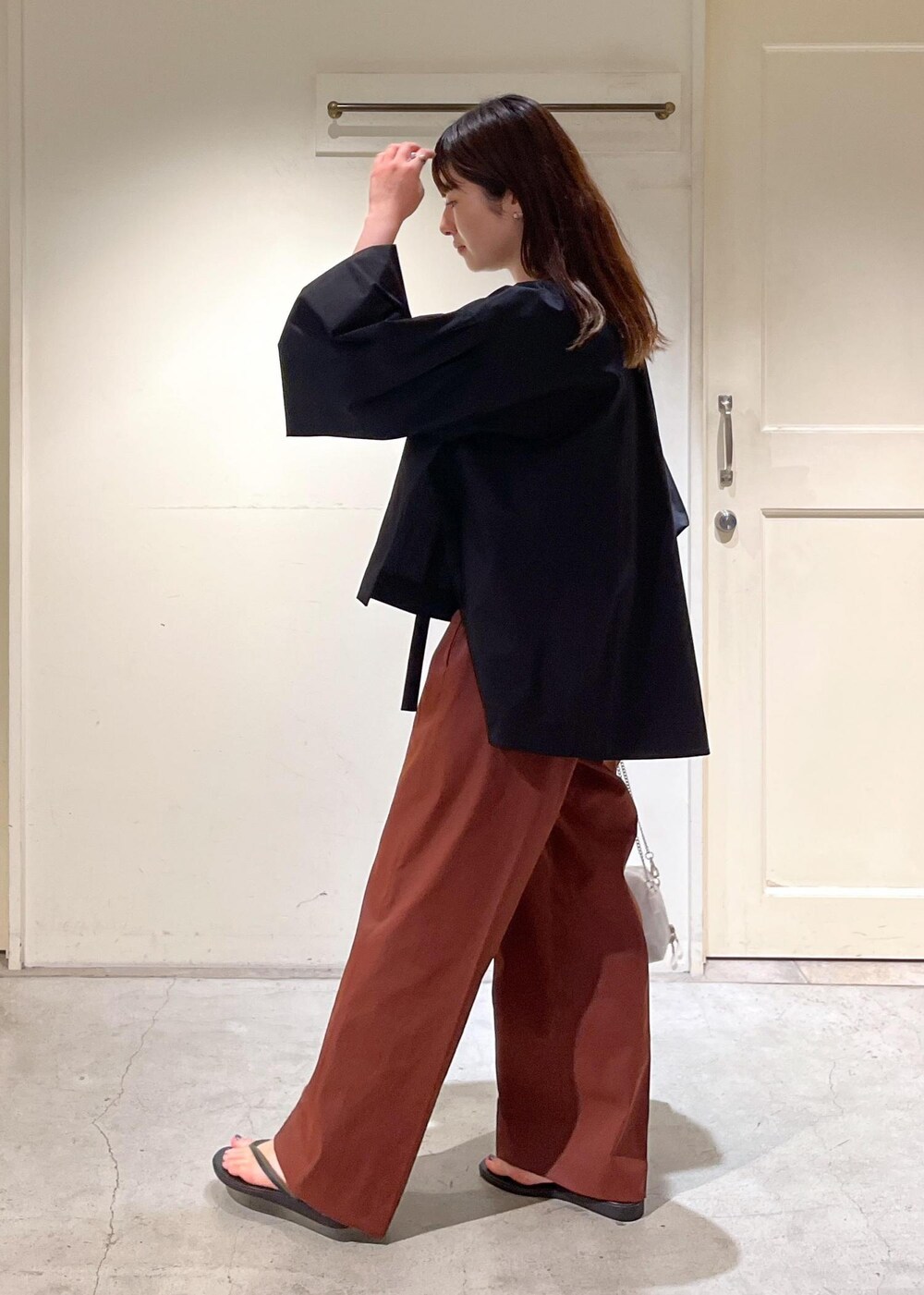 「23AW秋の新作、骨格ウェーブ、ブルベ、低身長、ボリュームスリーブ、サンダル、NICOLAS LAINAS、PLASTICITY、ショルダーバッグ、ハンドバッグ、ミニバッグ、休日スタイル、サロンアダムエロペ、SALON　adam et rope'、ブラウン」｜「NICOLAS LAINASの【NICOLAS LAINAS（ニコラスライナス）】コンフォートソールトングサンダル（サンダル、ブラック系）」を使った、michiruさん（レディース・156cm）の夏コーディネートの4枚目の写真