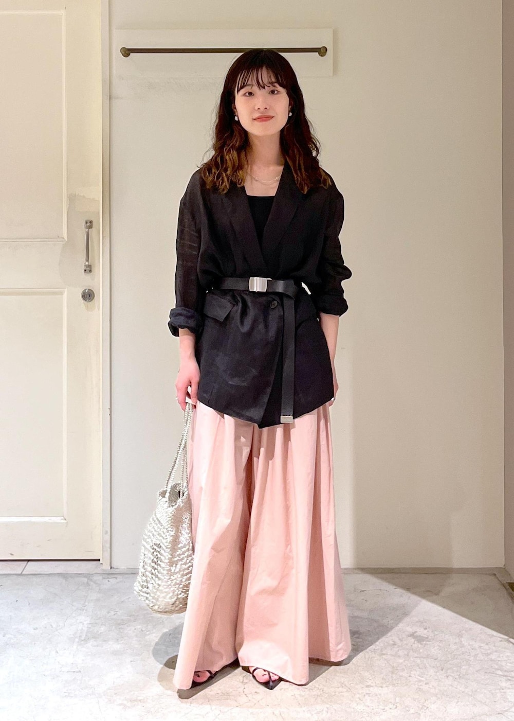 「羽織、Baserange、CABLE PANTS、BAGMATI、シルバー、春コーデ、初夏コーデ、デートコーデ、お出かけコーデ、旅行コーデ、推し活コーデ、女子会コーデ、大人カジュアル、パンツスタイル、カジュアルコーデ」|「SALON adam et rope'のナローストラップサンダル(サンダル、ブラック系)」を使った、michiruさん(レディース・156cm)の春コーディネートの3枚目の写真