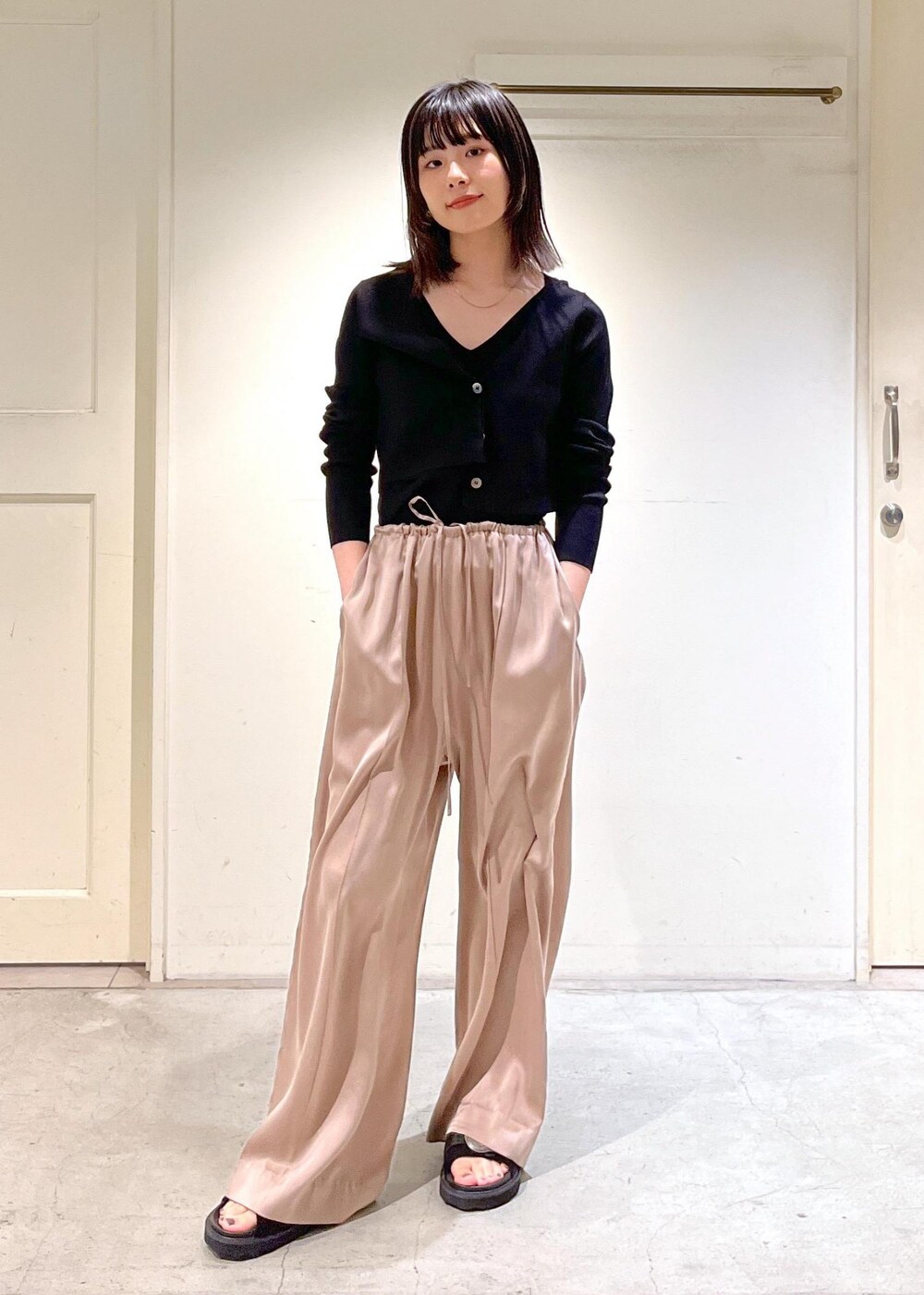 「24SS春の新作、ウォッシャブルシルク、キャミソール、GENTLE SILK、ジェントルシルク、イージーパンツ、ピンクベージュ、MOHI、クリアバッグ、3way、BAGMATI、バグマティ、ハンドバッグ、カゴバッグ、ブラック」｜「SALON adam et rope'のウォッシャブルシルクイージーパンツ【セットアップ対応】（その他パンツ、イエロー系）」を使った、michiruさん（レディース・156cm）の冬コーディネートの7枚目の写真