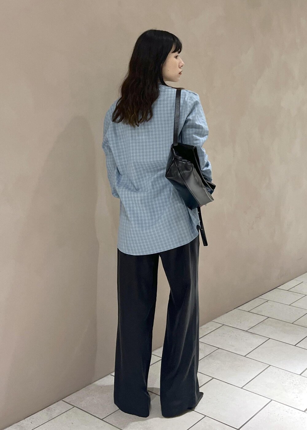 ブラック系のその他パンツ、ブラック系のショルダーバッグ、ブルー系のシャツ/ブラウスを着用したレディースの秋コーディネートの4枚目の写真