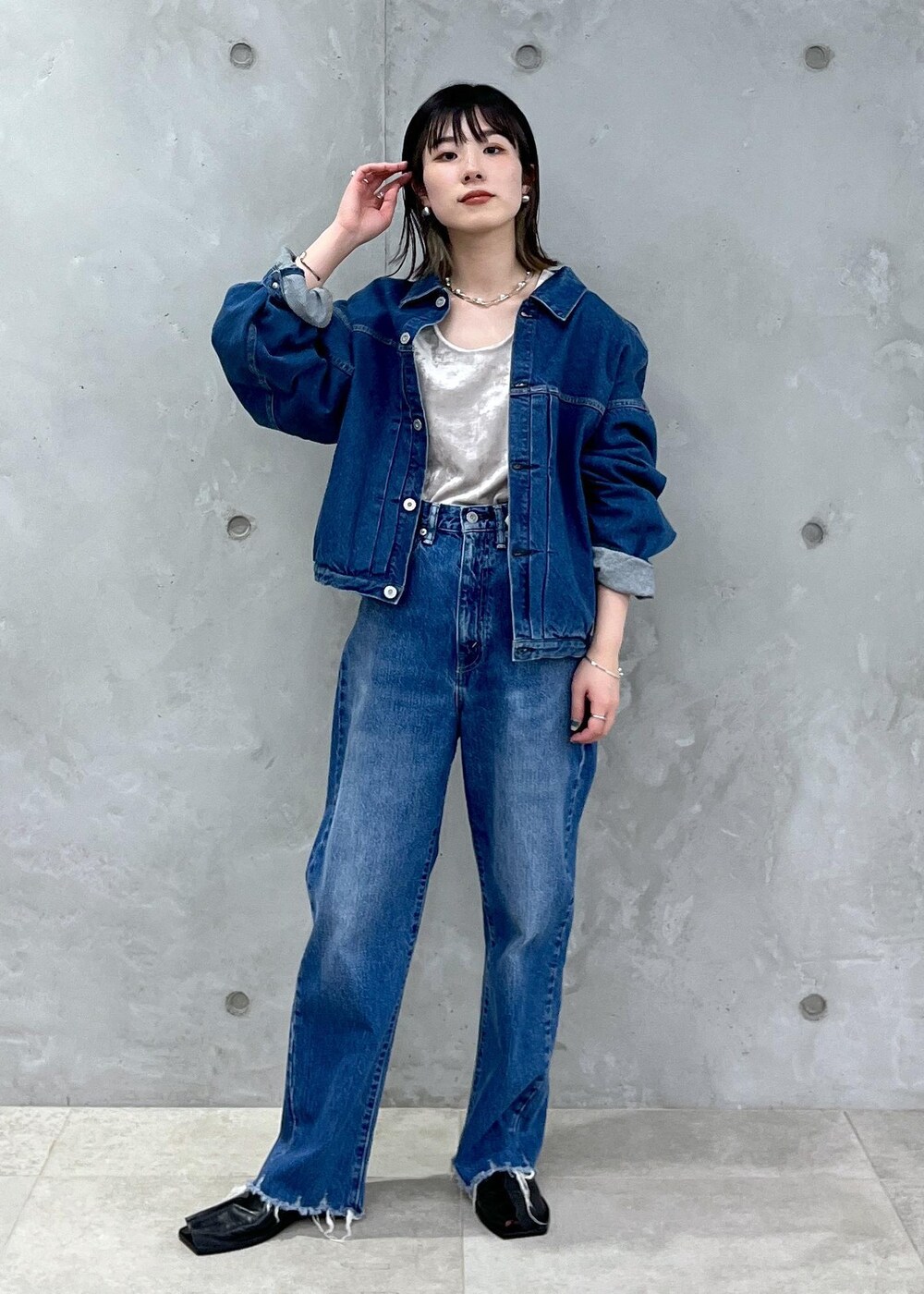 「24SS春の新作、KURO、クロ、ベロア、Tシャツ、2way、別注、サロンアダムエロペ、Gabriela Coll Garments、ガブリエラコールガーメンツ、ブルー、デニム、ジャケット、インディゴブルー、ベージュ」｜「SALON adam et rope'のクラッシュベロア2WAYロングスリーブTシャツ【セットアップ対応・洗える】（Tシャツ/カットソー、ベージュ系）」を使った、michiruさん（レディース・156cm）の冬コーディネートの3枚目の写真