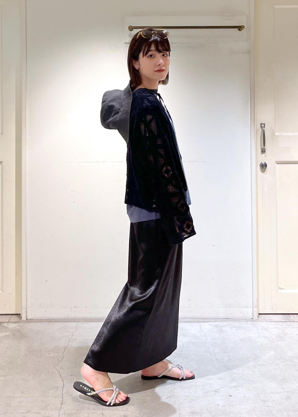 「カーディガン、2way、クロシェ編み、レース、Americana、VINILO、別注、chisaki、帽子、IZIPIZI、サングラス、ブラック、プルオーバー、ネイビー、ロゴ」|「SALON adam et rope'のシャイニーナロースカート【洗える】(スカート、ブラック系)」を使った、michiruさん(レディース・156cm)の春コーディネートの9枚目の写真